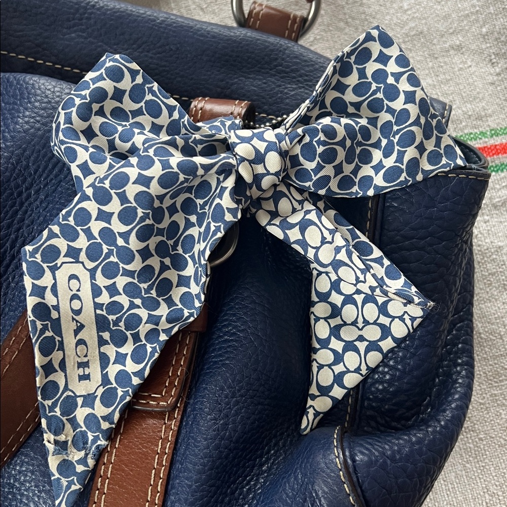 Coach Navy and Brown pebble Leather bag. Matching wristlet and Coach bow. - Picture 11 of 11